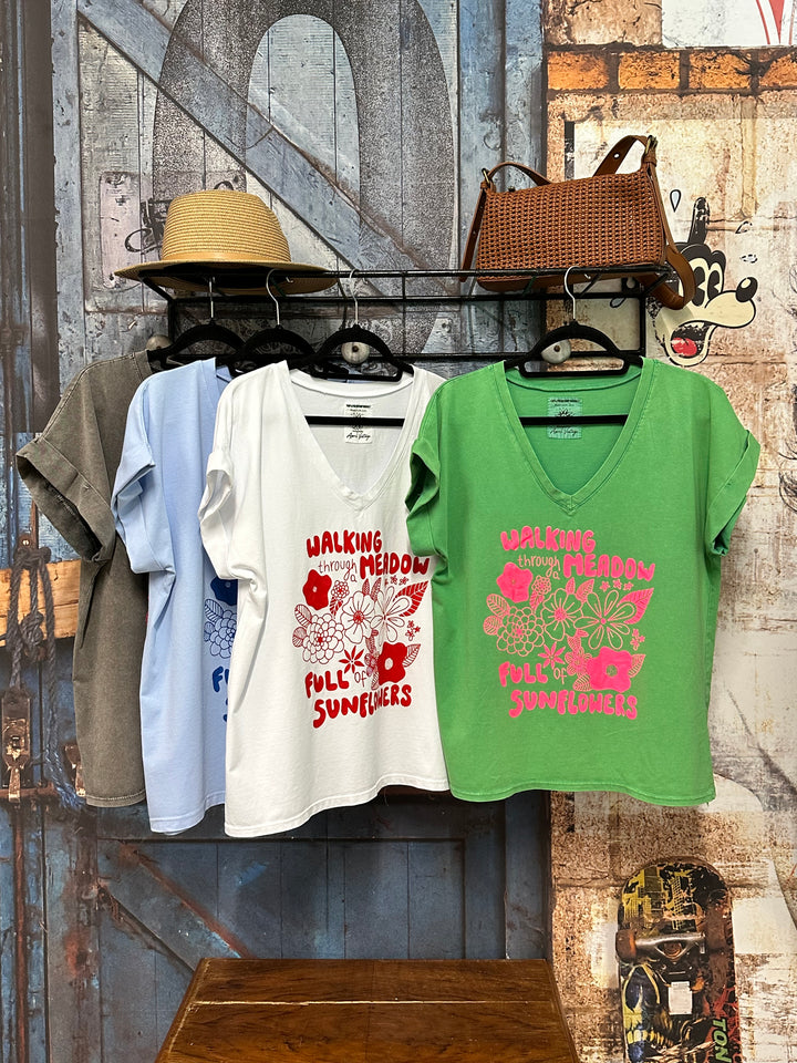 T-Shirt mit V-Ausschnitt „Walking through meadow...“ (38/42) MADE IN ITALY