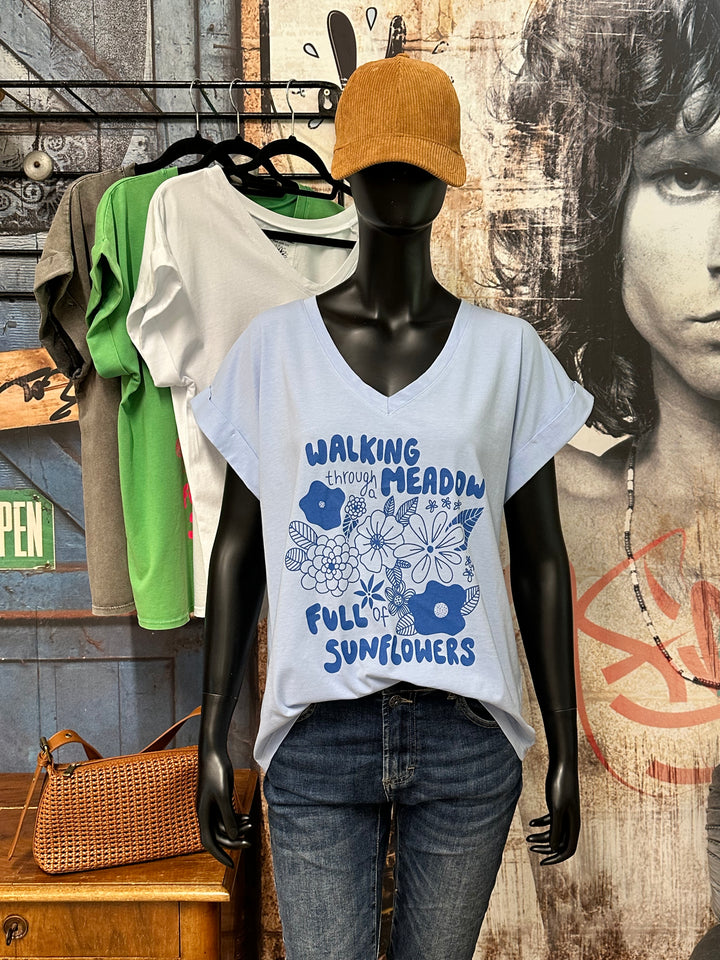 T-Shirt mit V-Ausschnitt „Walking through meadow...“ (38/42) MADE IN ITALY