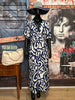 Langes Kleid mit "abstraktem" Muster in Ecru & Marineblau