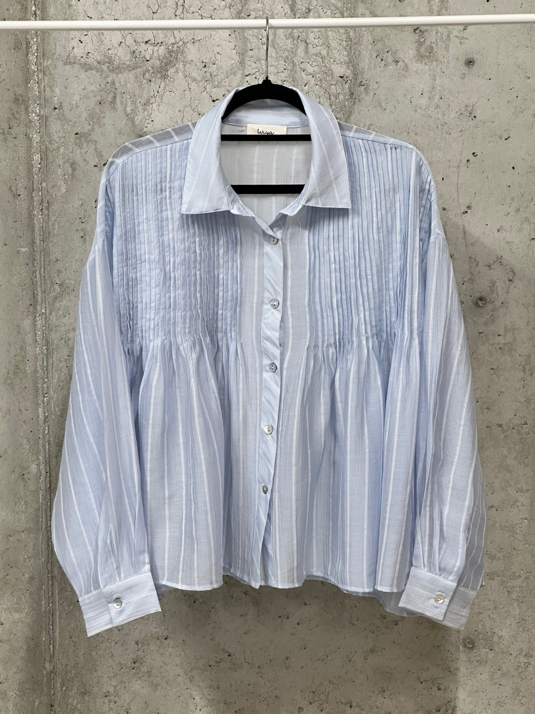 Fließendes, gestreiftes und plissiertes Hemd (38/42)