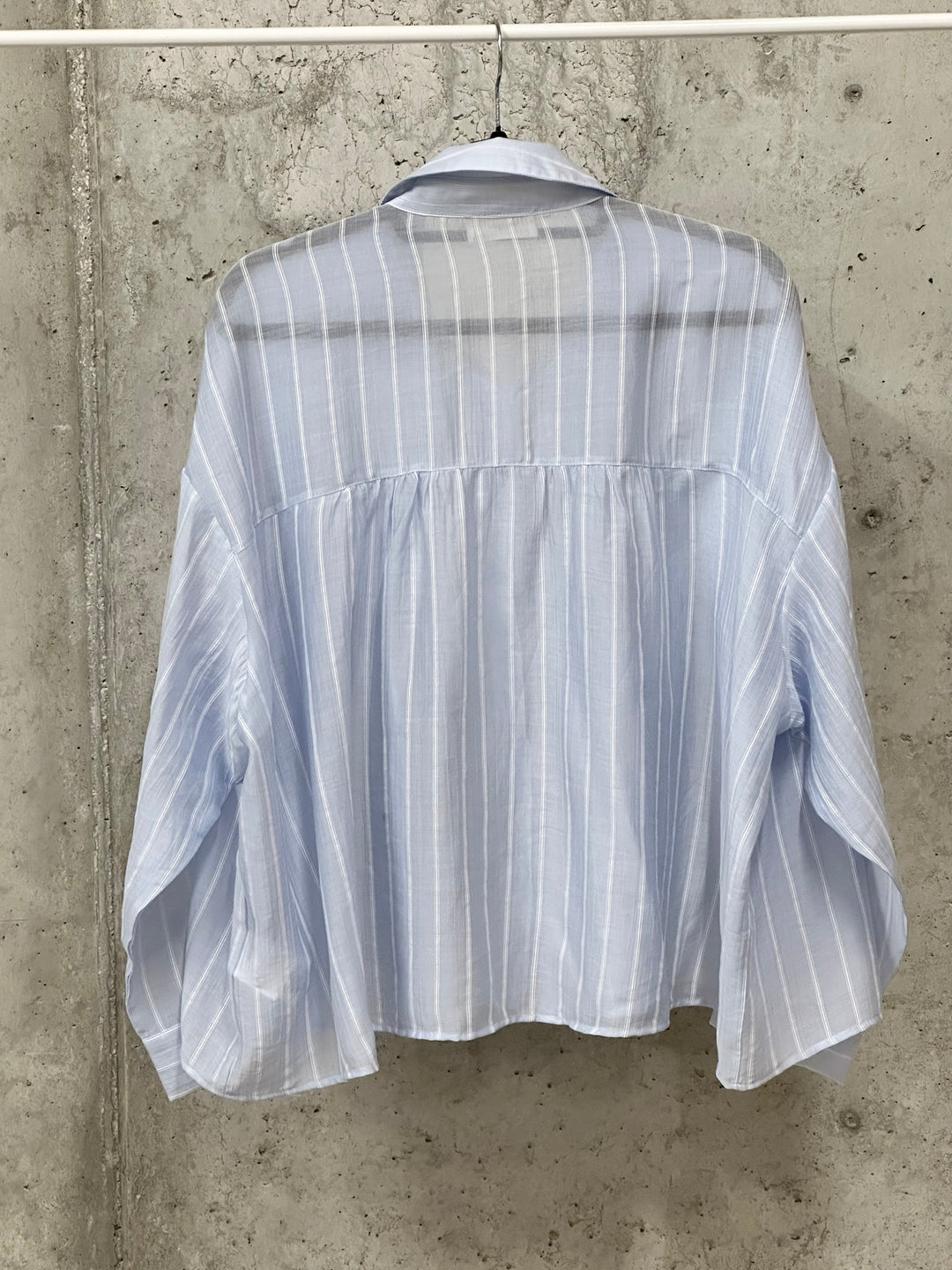 Fließendes, gestreiftes und plissiertes Hemd (38/42)