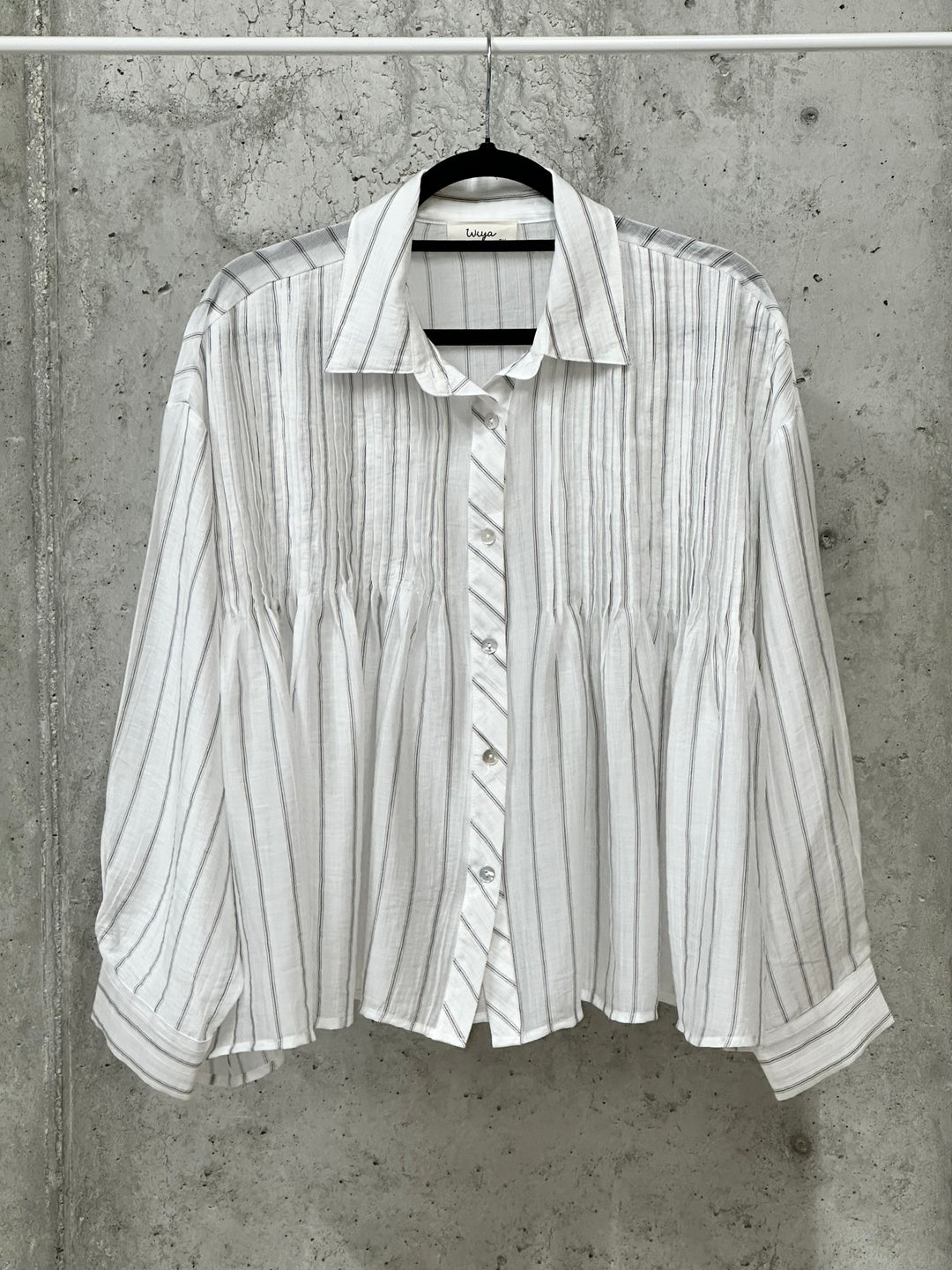 Fließendes, gestreiftes und plissiertes Hemd (38/42)