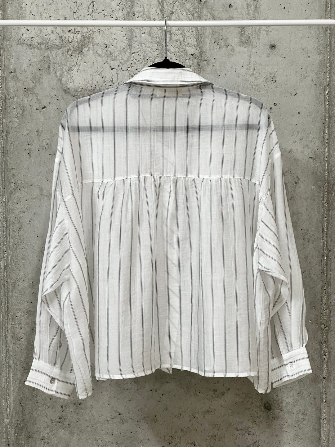 Fließendes, gestreiftes und plissiertes Hemd (38/42)