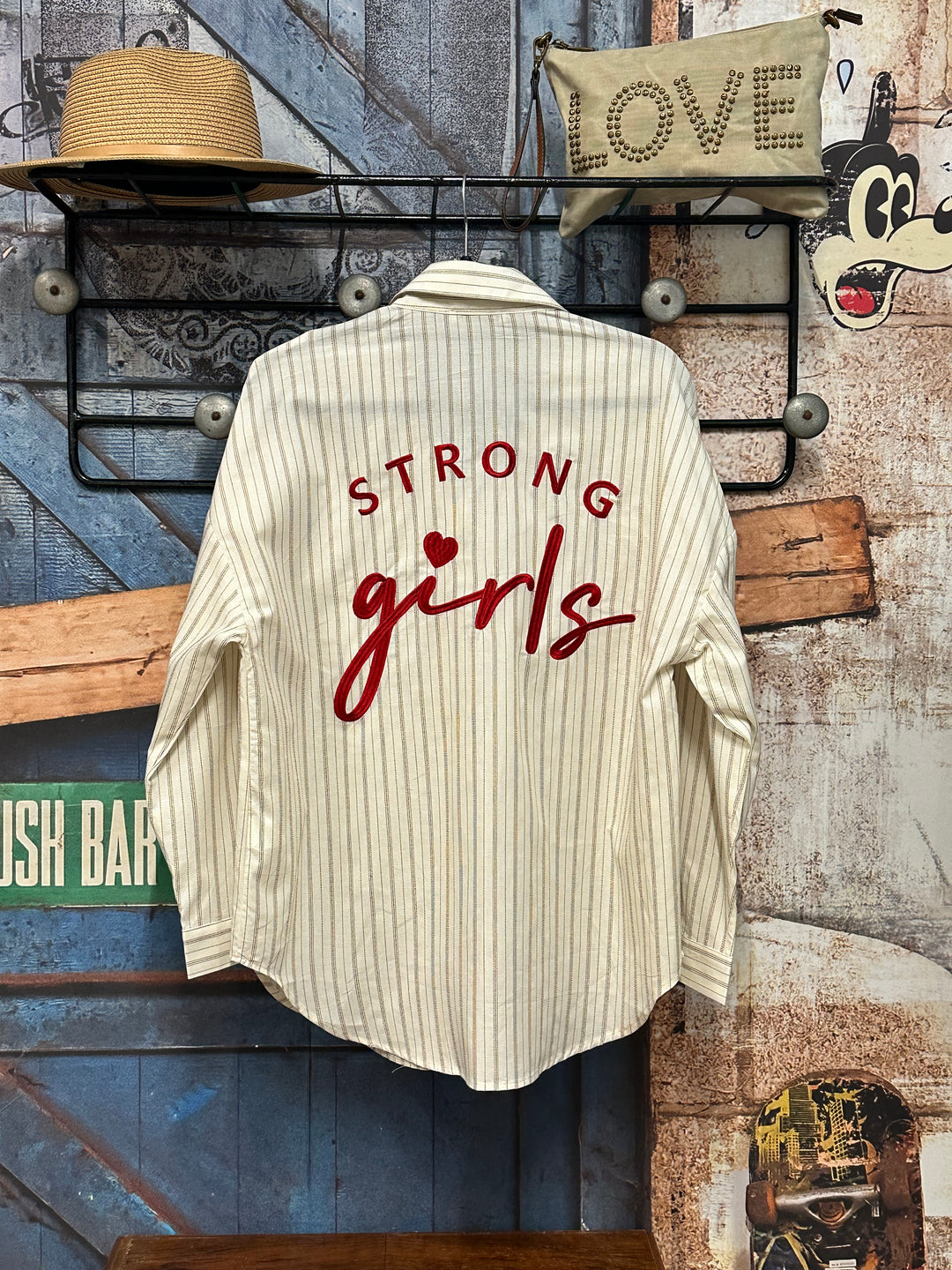 Bluse aus 100 % Baumwolle mit Streifen und „Strong Girls“-Stickerei auf dem Rücken (38/42)