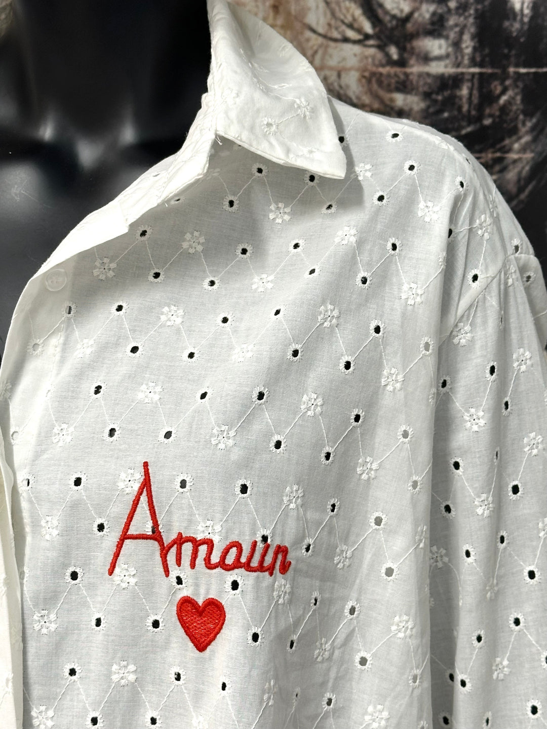 Weiße Bluse aus 100 % Baumwolle mit „Amour“-Bordüre (Größe 40/44) MADE IN ITALY