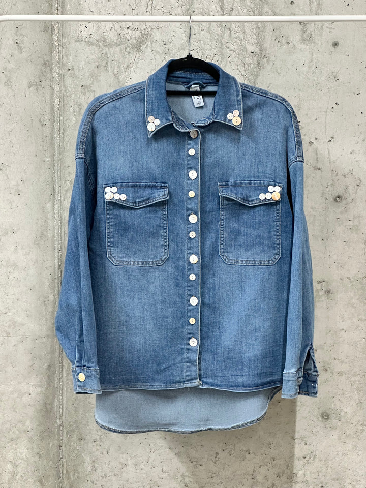 Stretch-Hemd aus verwaschenem Denim mit „Perlmuttknöpfen“ (38/44)