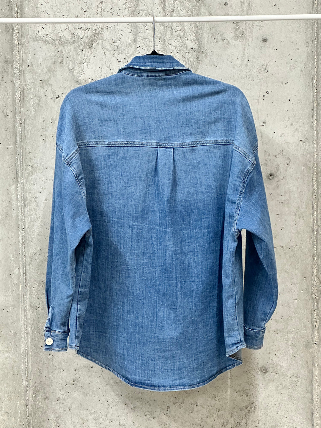 Stretch-Hemd aus verwaschenem Denim mit „Perlmuttknöpfen“ (38/44)