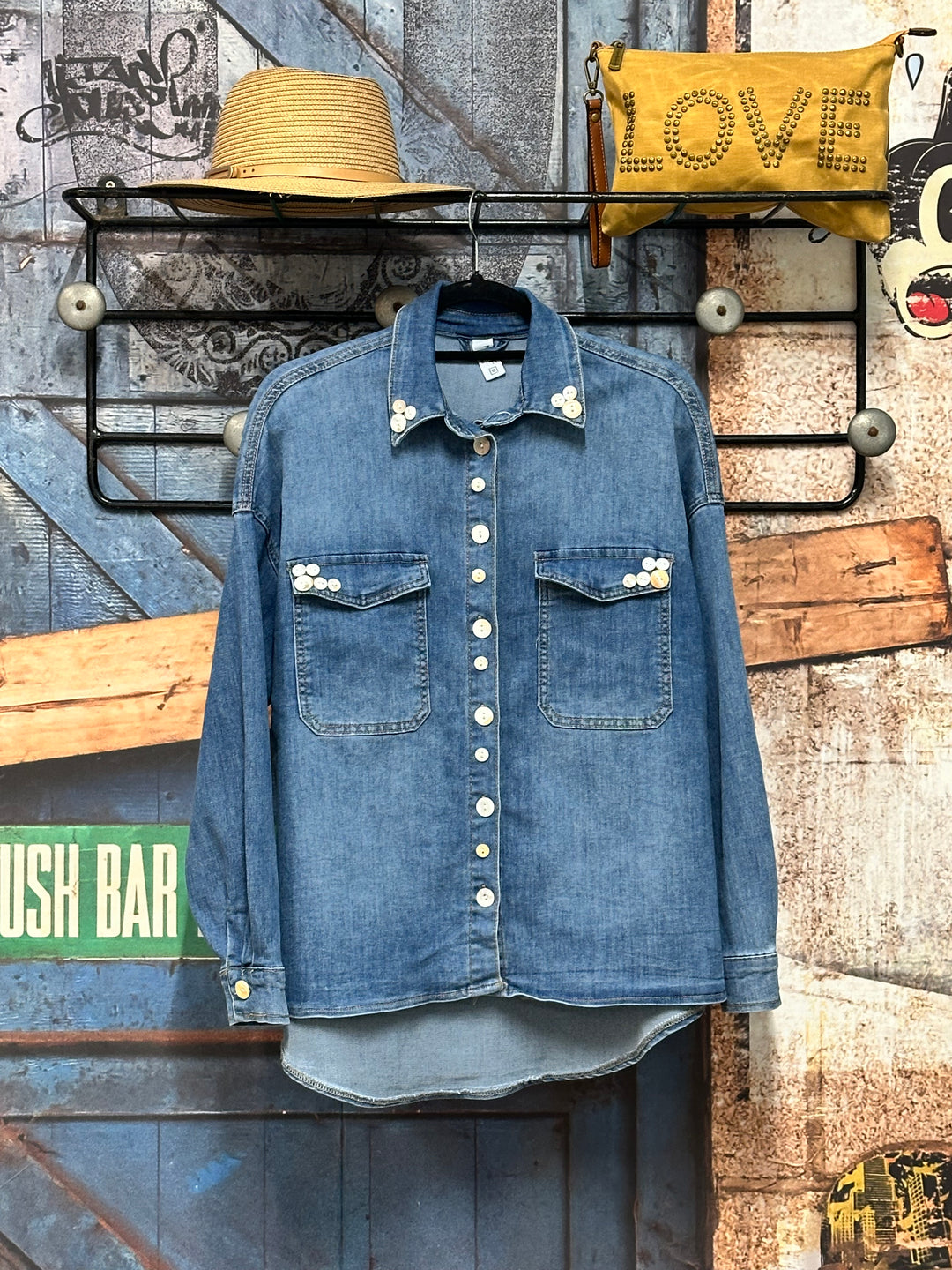 Stretch-Hemd aus verwaschenem Denim mit „Perlmuttknöpfen“ (38/44)