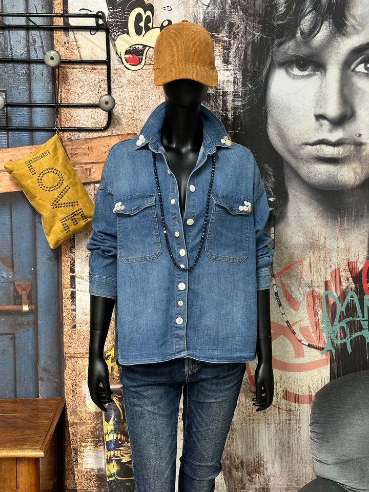 Stretch-Hemd aus verwaschenem Denim mit „Perlmuttknöpfen“ (38/44)