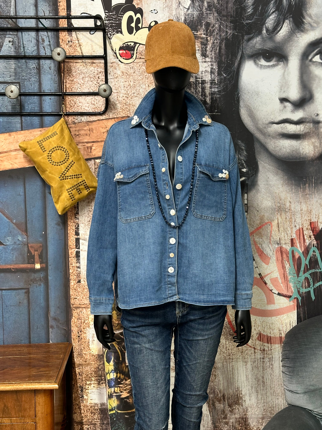 Stretch-Hemd aus verwaschenem Denim mit „Perlmuttknöpfen“ (38/44)