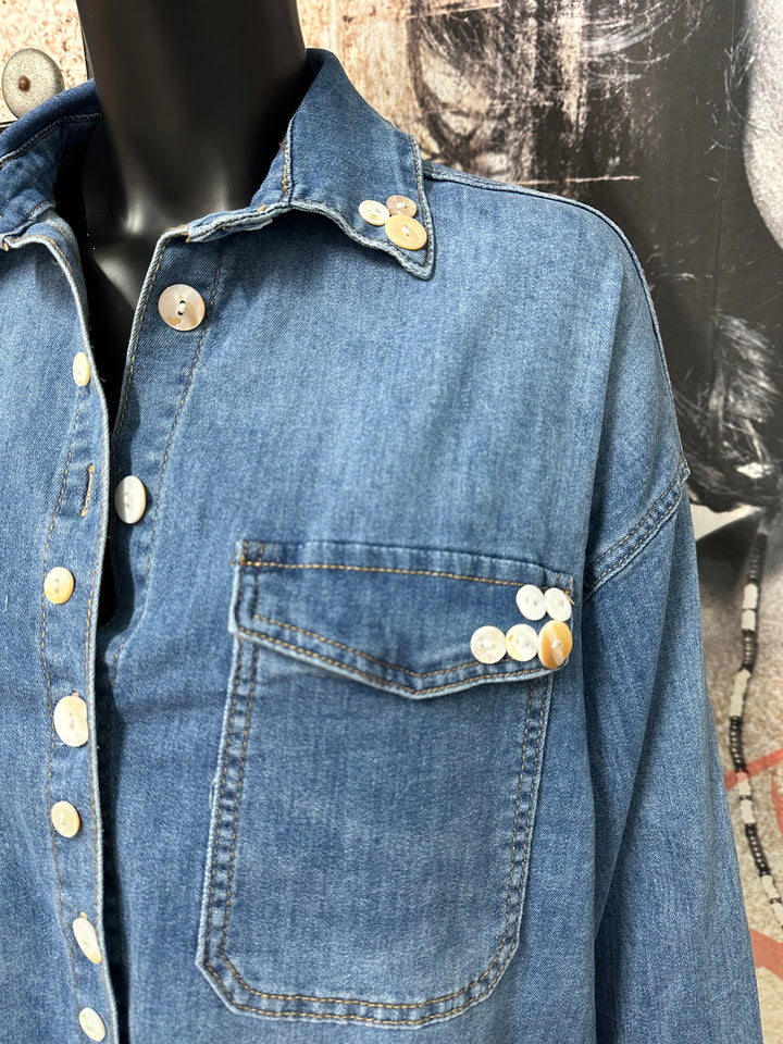 Stretch-Hemd aus verwaschenem Denim mit „Perlmuttknöpfen“ (38/44)