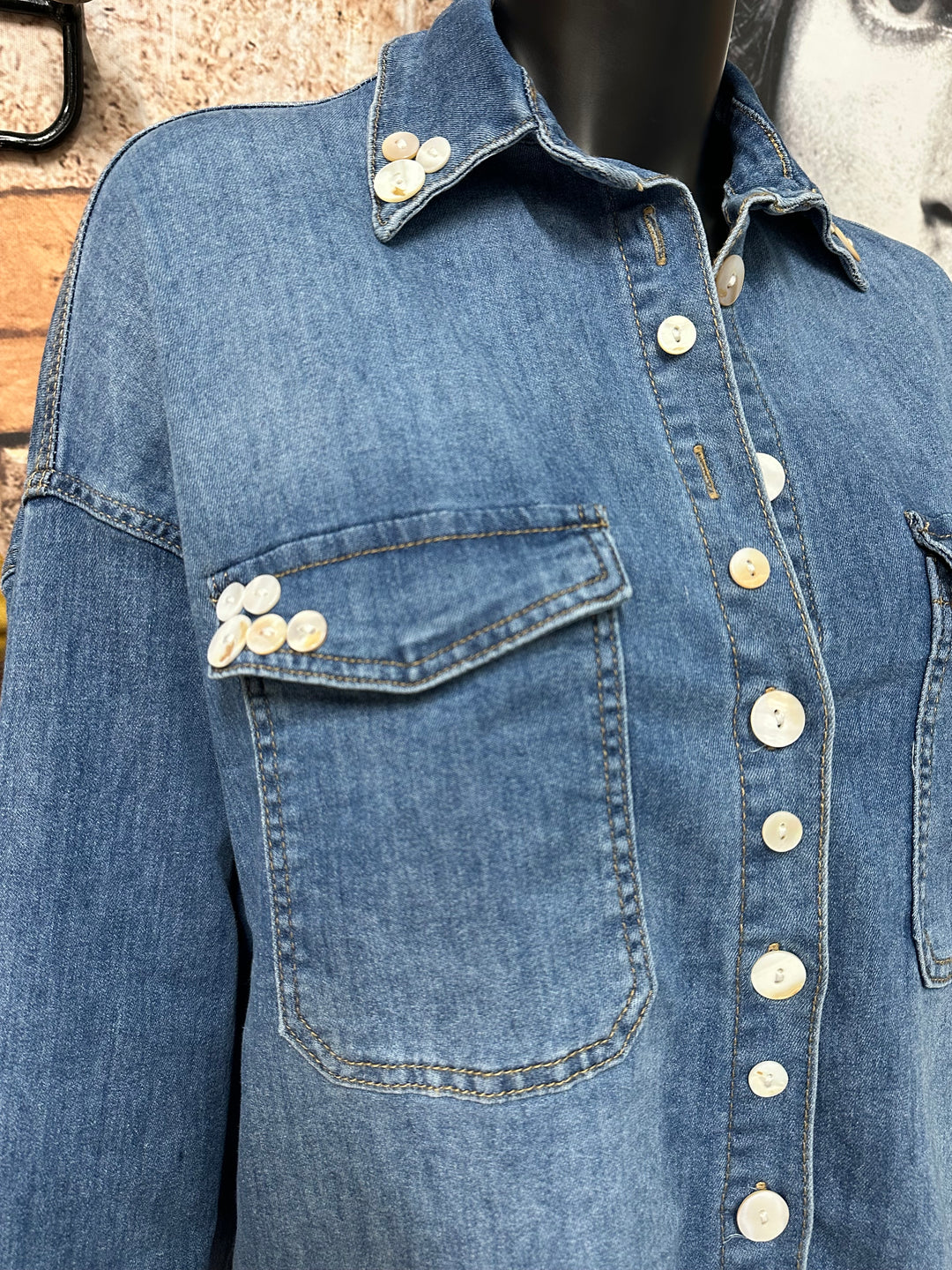 Stretch-Hemd aus verwaschenem Denim mit „Perlmuttknöpfen“ (38/44)