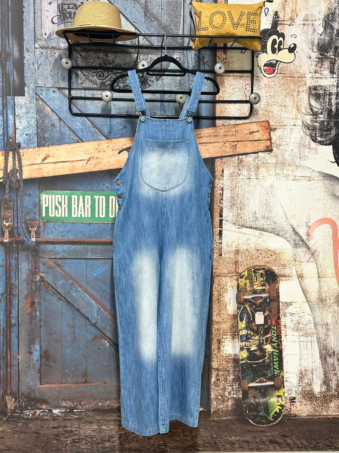 Jeans-Latzhose „Banditas“ in lockerer Passform, 100 % Baumwolle (Größen 36/38 und 40/42) MADE IN ITALY