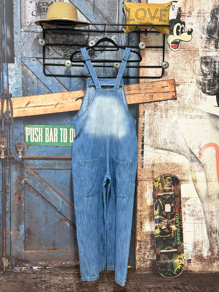 Jeans-Latzhose „Banditas“ in lockerer Passform, 100 % Baumwolle (Größen 36/38 und 40/42) MADE IN ITALY