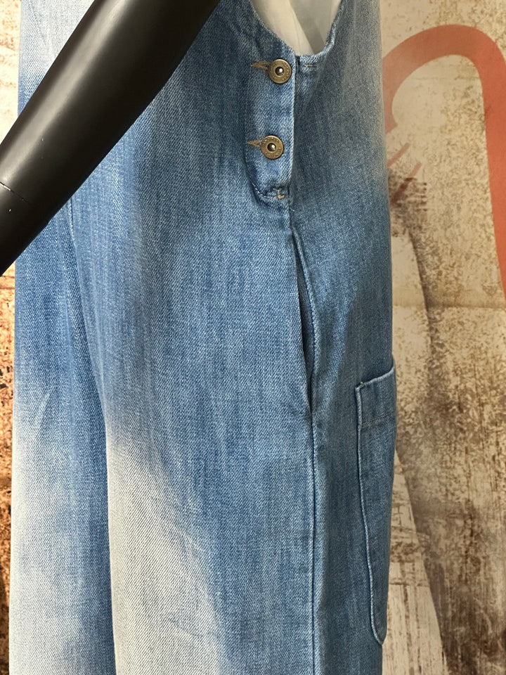 Jeans-Latzhose „Banditas“ in lockerer Passform, 100 % Baumwolle (Größen 36/38 und 40/42) MADE IN ITALY