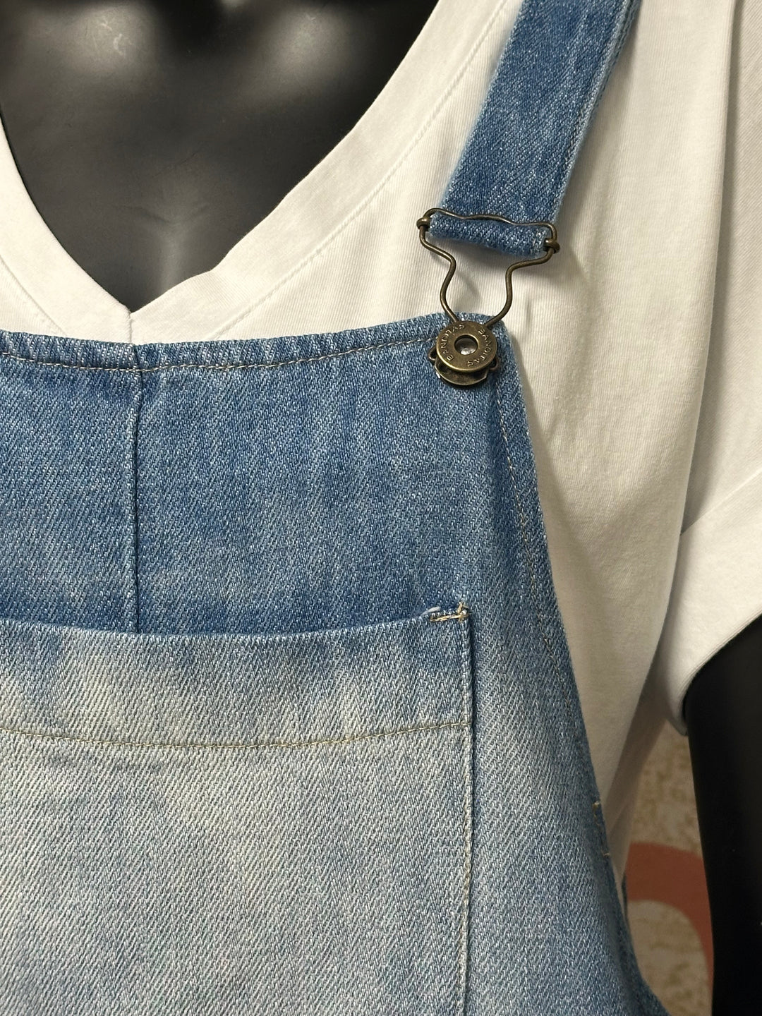 Jeans-Latzhose „Banditas“ in lockerer Passform, 100 % Baumwolle (Größen 36/38 und 40/42) MADE IN ITALY