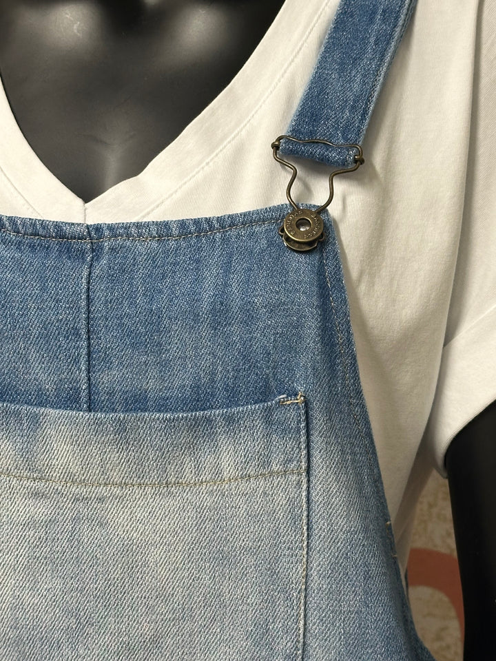 Jeans-Latzhose „Banditas“ in lockerer Passform, 100 % Baumwolle (Größen 36/38 und 40/42) MADE IN ITALY