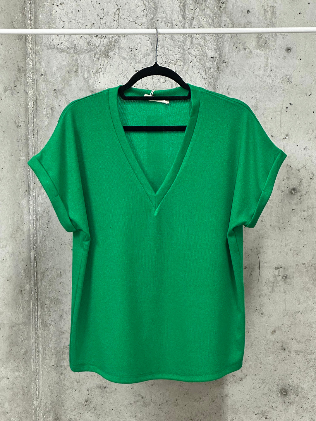 Einfarbiges T-Shirt aus feinem Strick mit V-Ausschnitt  (38/42)