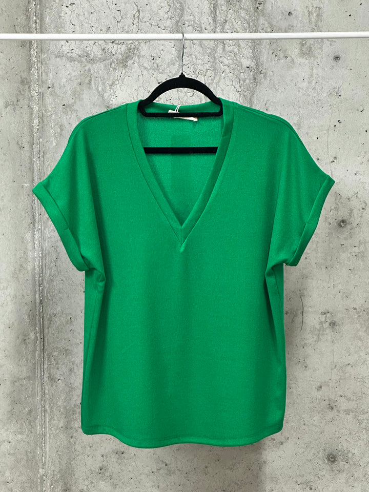 Einfarbiges T-Shirt aus feinem Strick mit V-Ausschnitt  (38/42)