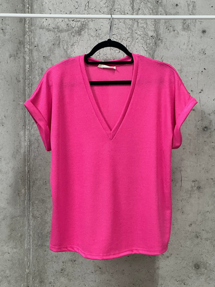 Einfarbiges T-Shirt aus feinem Strick mit V-Ausschnitt  (38/42)