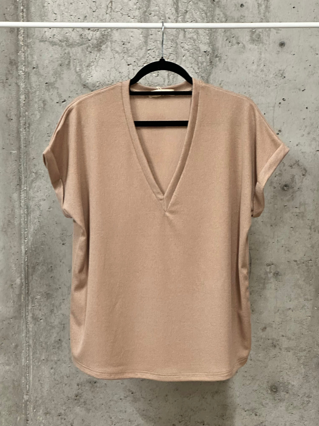 Einfarbiges T-Shirt aus feinem Strick mit V-Ausschnitt  (38/42)