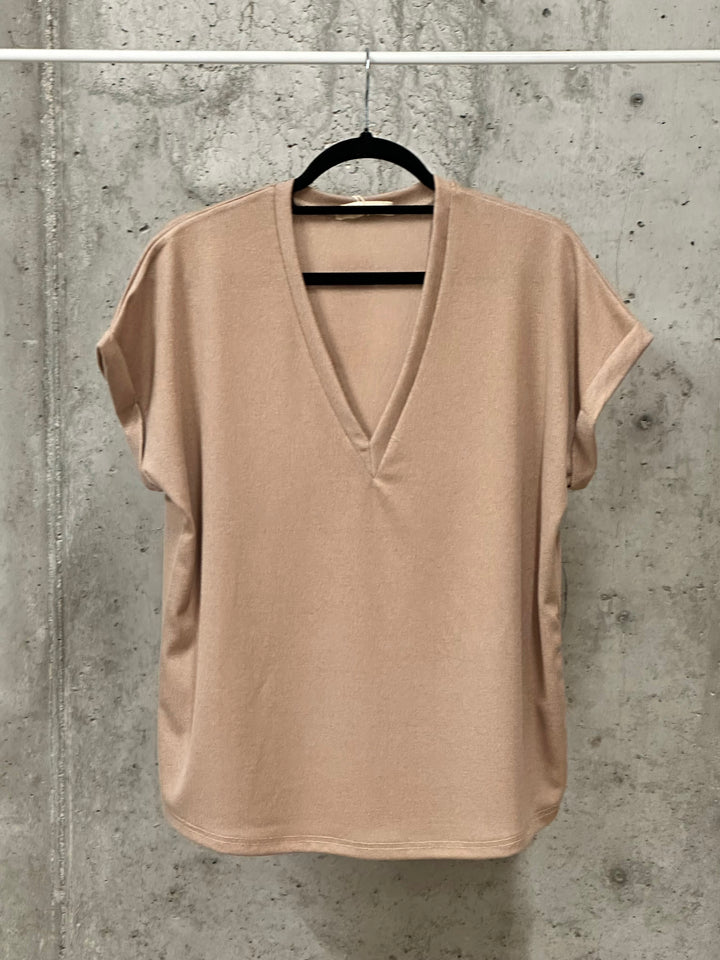 Einfarbiges T-Shirt aus feinem Strick mit V-Ausschnitt  (38/42)