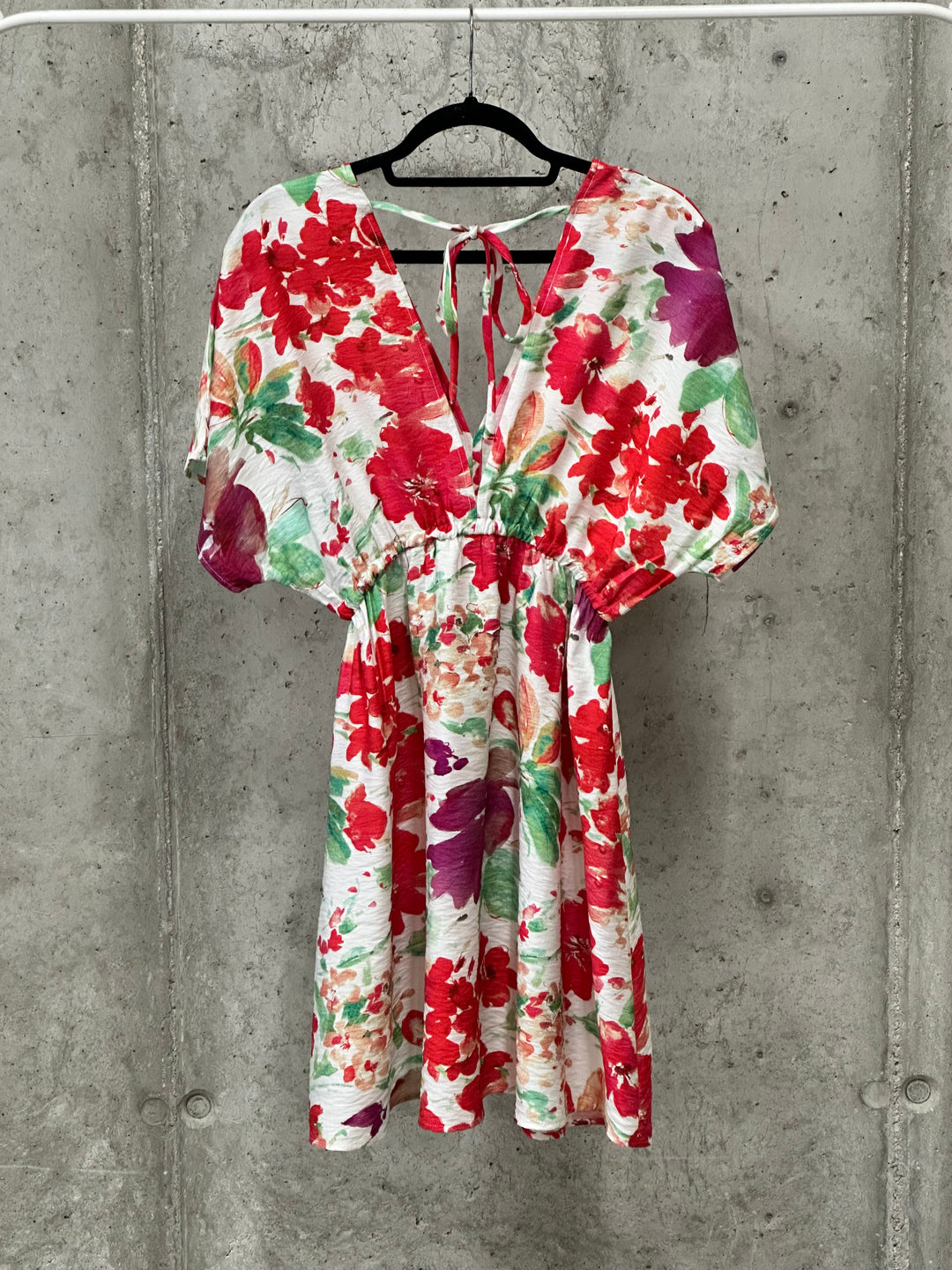 Kurzes Kleid mit Blumenmuster (S/M und M/L)