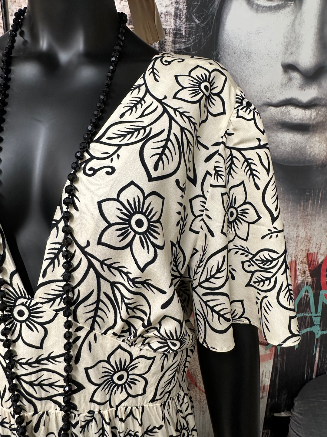 Fließendes, zeitloses Maxikleid in Schwarz und Ecru (XL ➡️ 3XL)