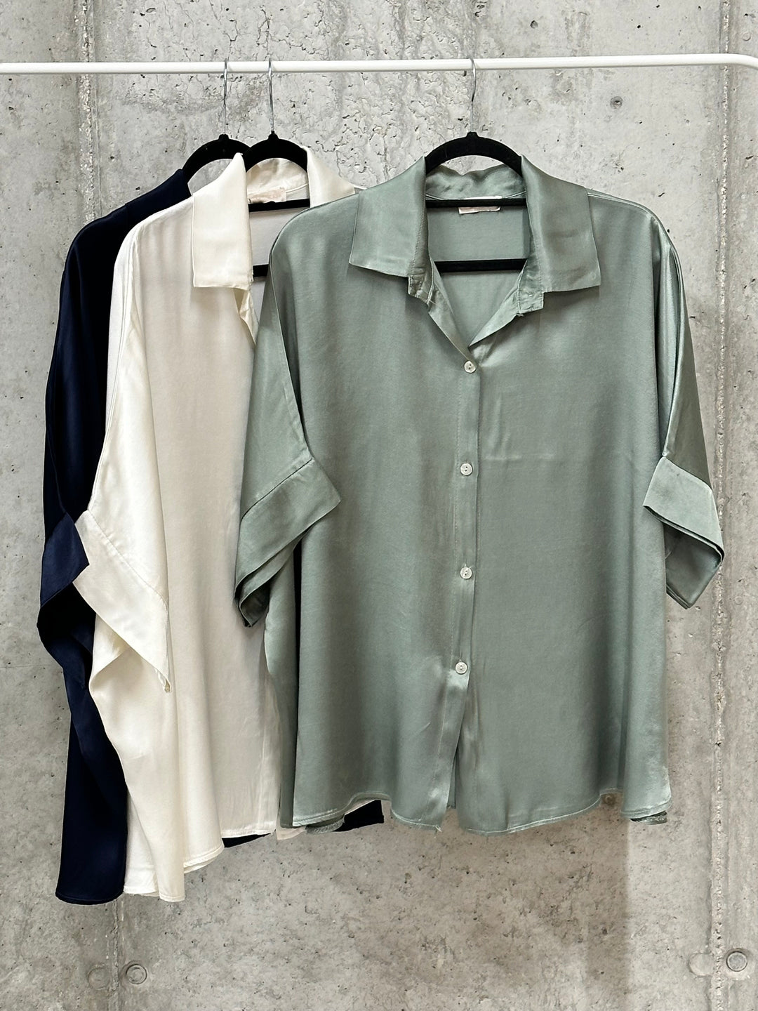 Fließendes Satin-Hemd aus 100 % Viskose (Größen 42/48) MADE IN ITALY