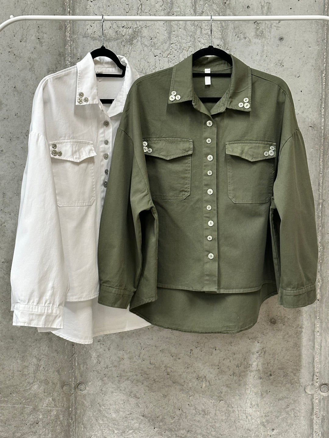 Baumwollhemd mit „Perlmuttknöpfen“ (Größen 40–46) MADE IN ITALY