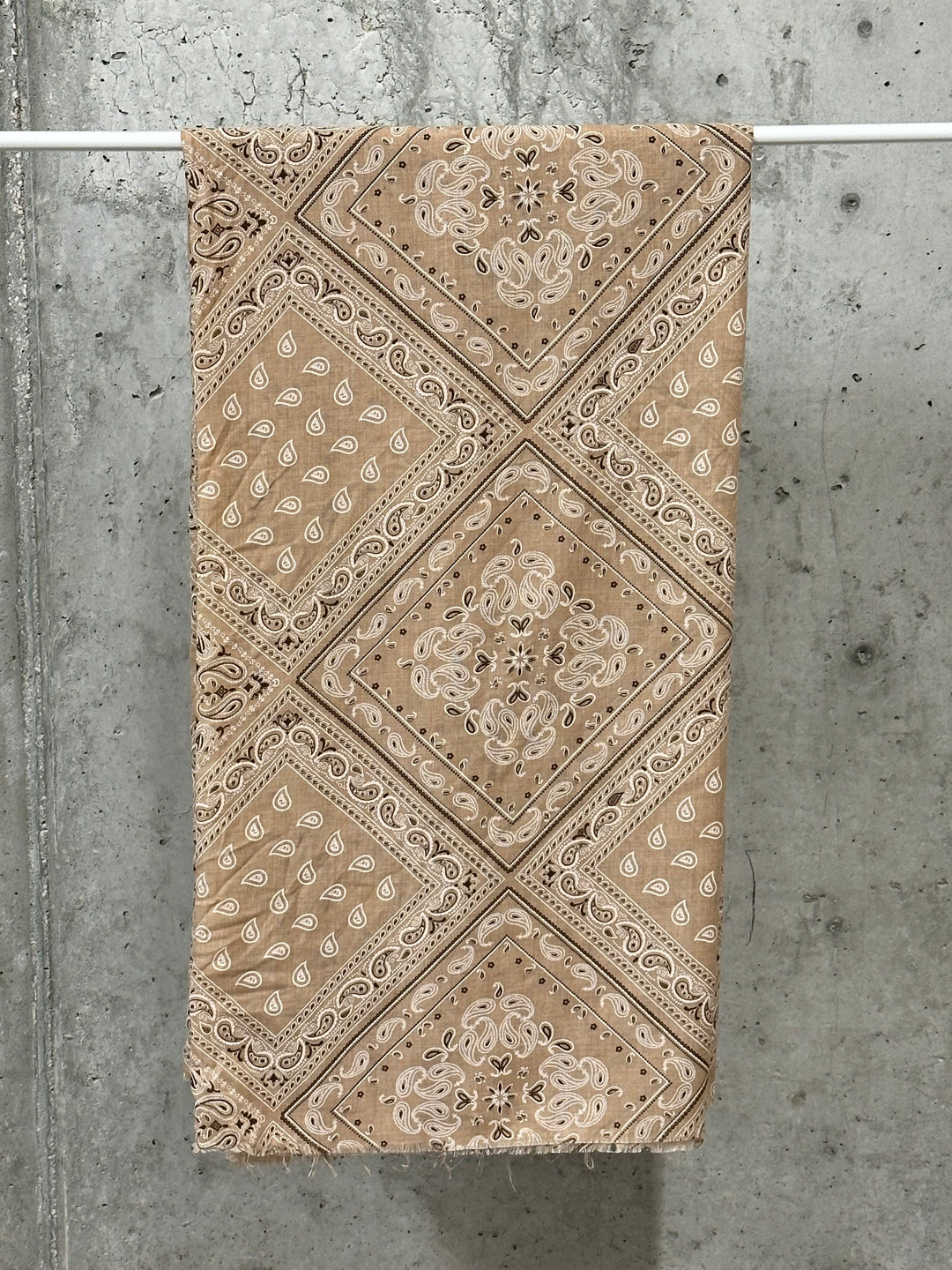 Quadratisches Halstuch mit „Bandana“-Muster, MADE IN ITALY