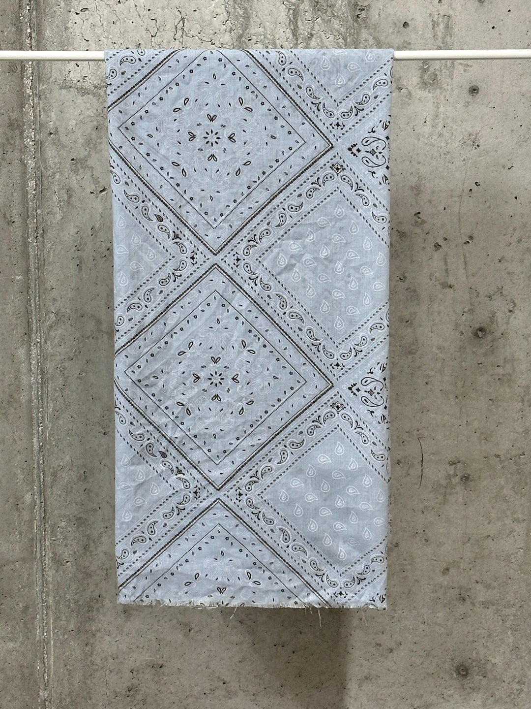 Quadratisches Halstuch mit „Bandana“-Muster, MADE IN ITALY