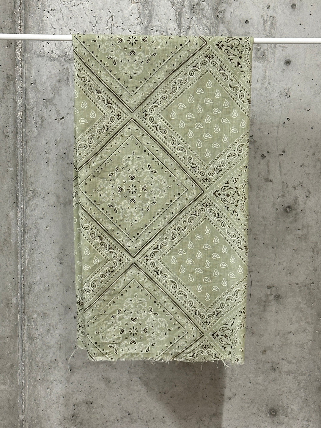 Quadratisches Halstuch mit „Bandana“-Muster, MADE IN ITALY