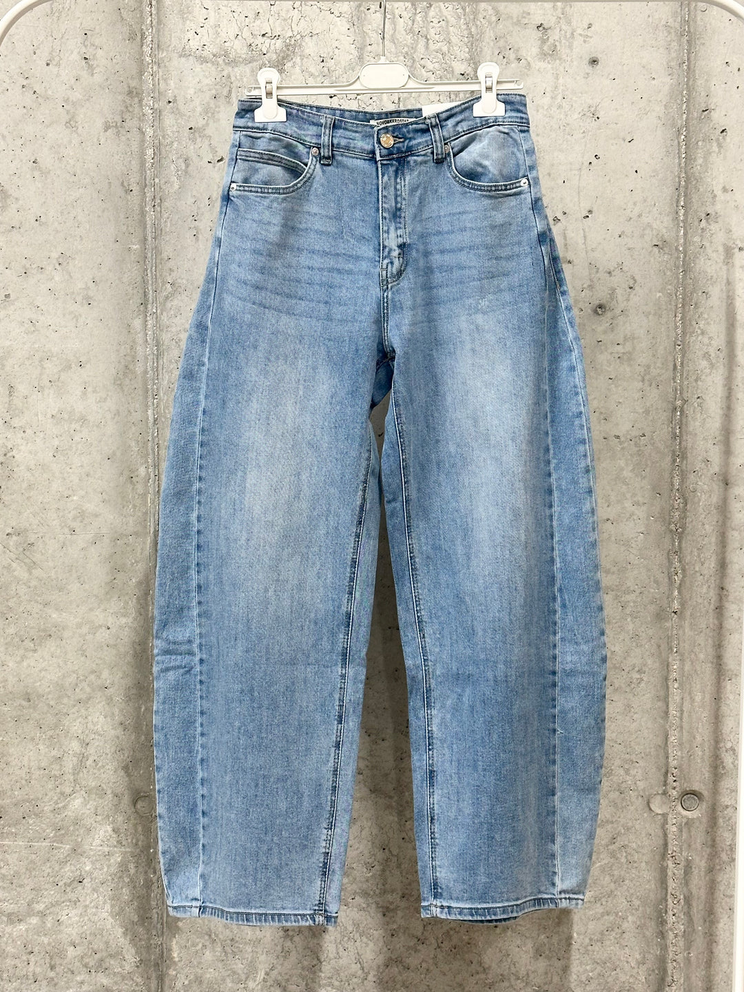 Jeans mit weitem Bein im „Ballon“-Stil aus mittelblauem Denim (Größe 40  ➡️ 46)