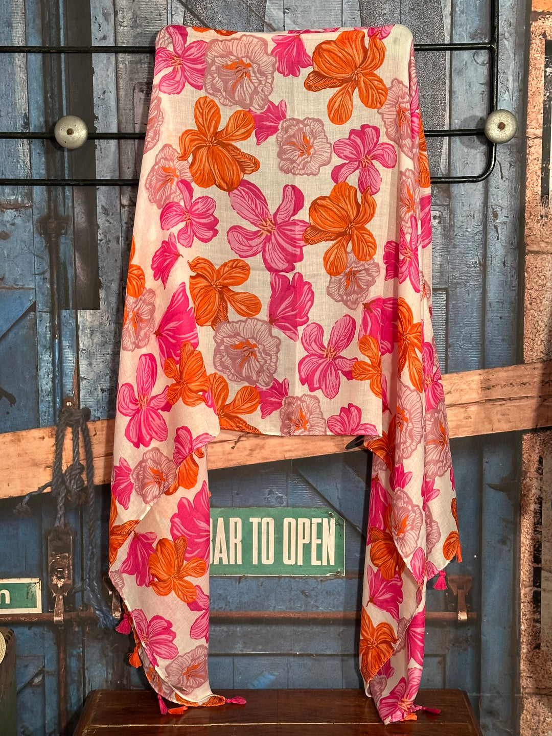 Foulard "fleurs de lys"  tons blanc, orange & fuchsia…. 100% naturel
