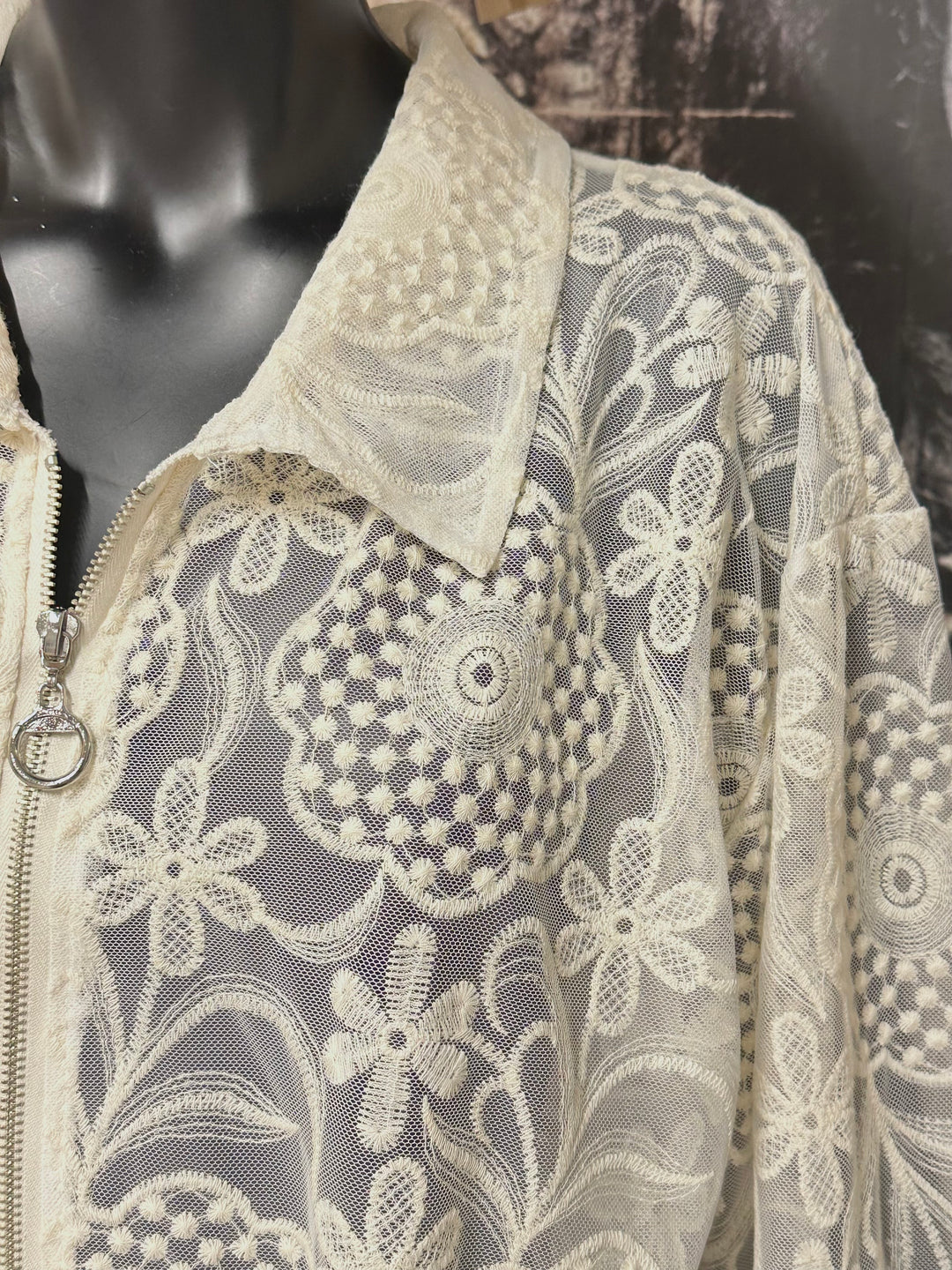 Leichte, transparente Jacke aus bestickter Spitze in Ecru (40/44) MADE IN ITALY