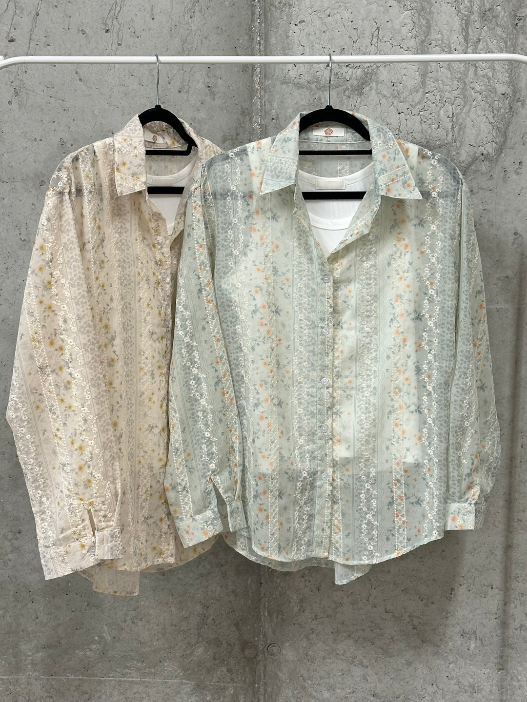 Bluse mit Boho-Stickerei & weißes Top (38/42)