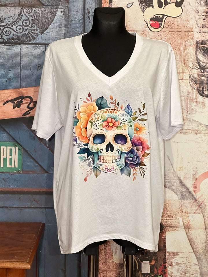 T-shirt blanc + size 100% coton col V "skull " tons vert, orange & violet