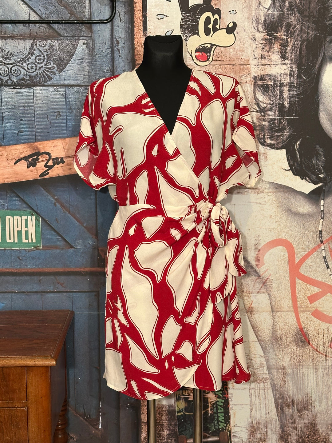 Robe cache-coeur 100% viscose "Mélania" blanc cassé & rouge cerise
