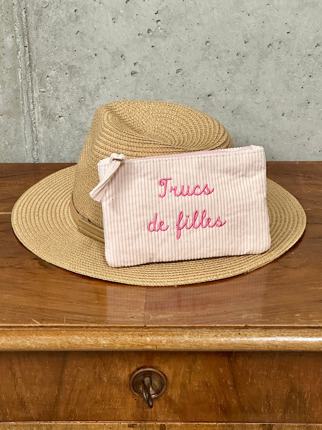 Pochette brodée en velours côtelé "Trucs de filles"