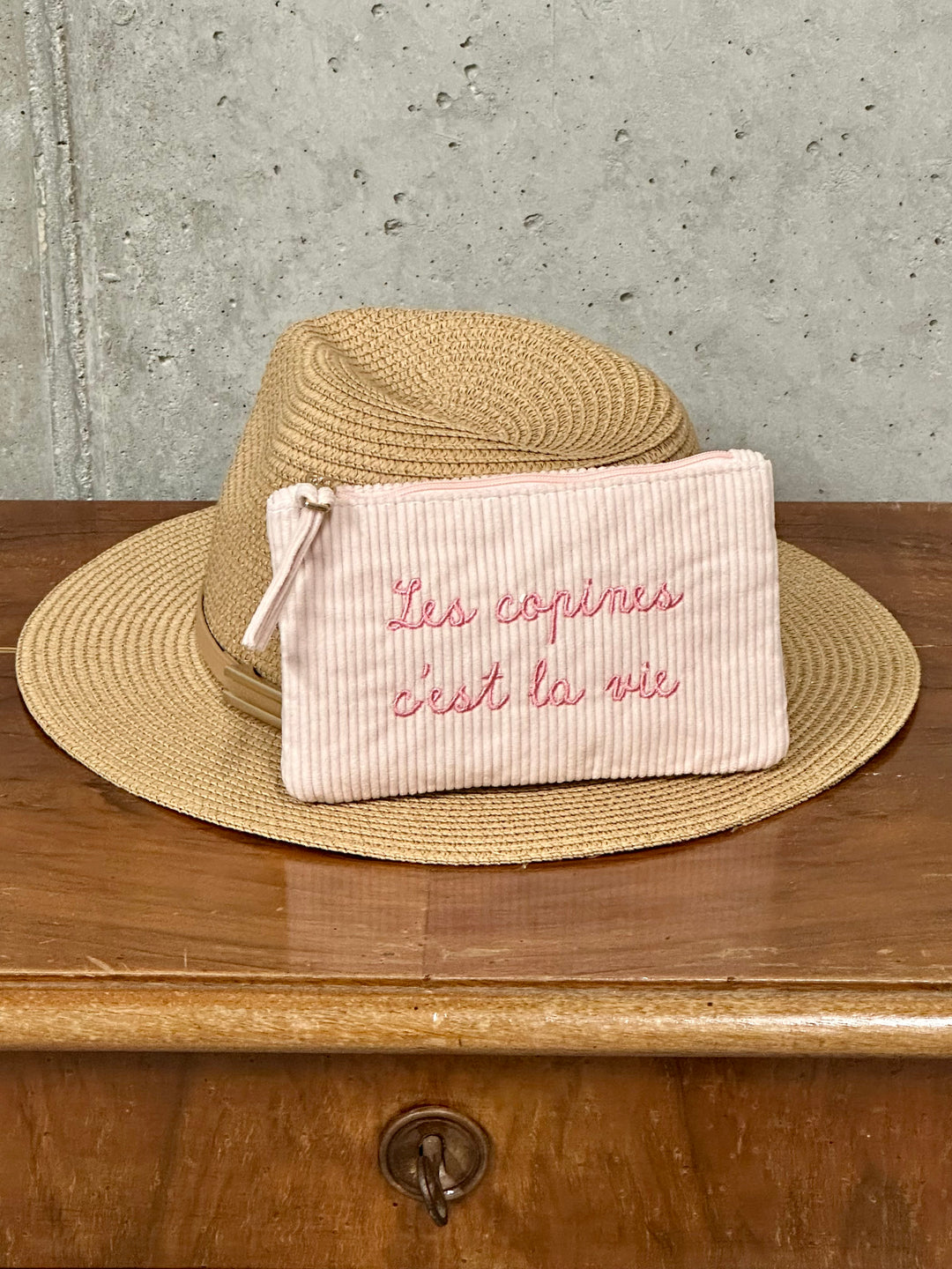 Pochette brodée en velours côtelé "Les copines c&