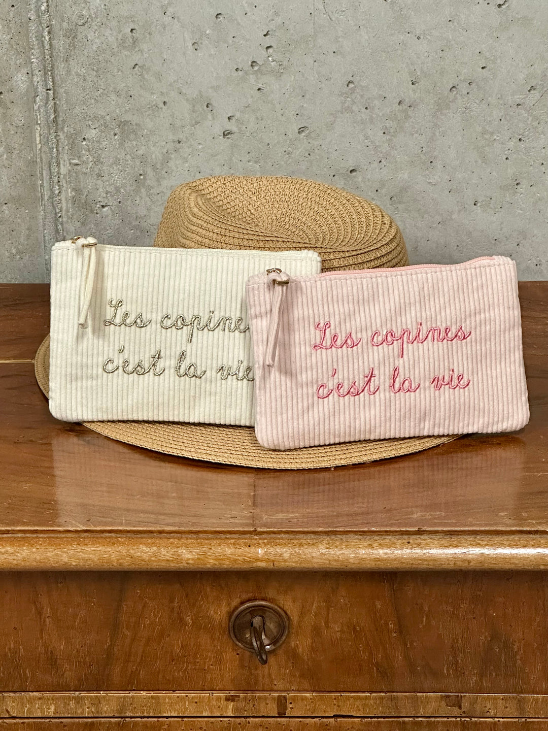 Pochette brodée en velours côtelé "Les copines c&