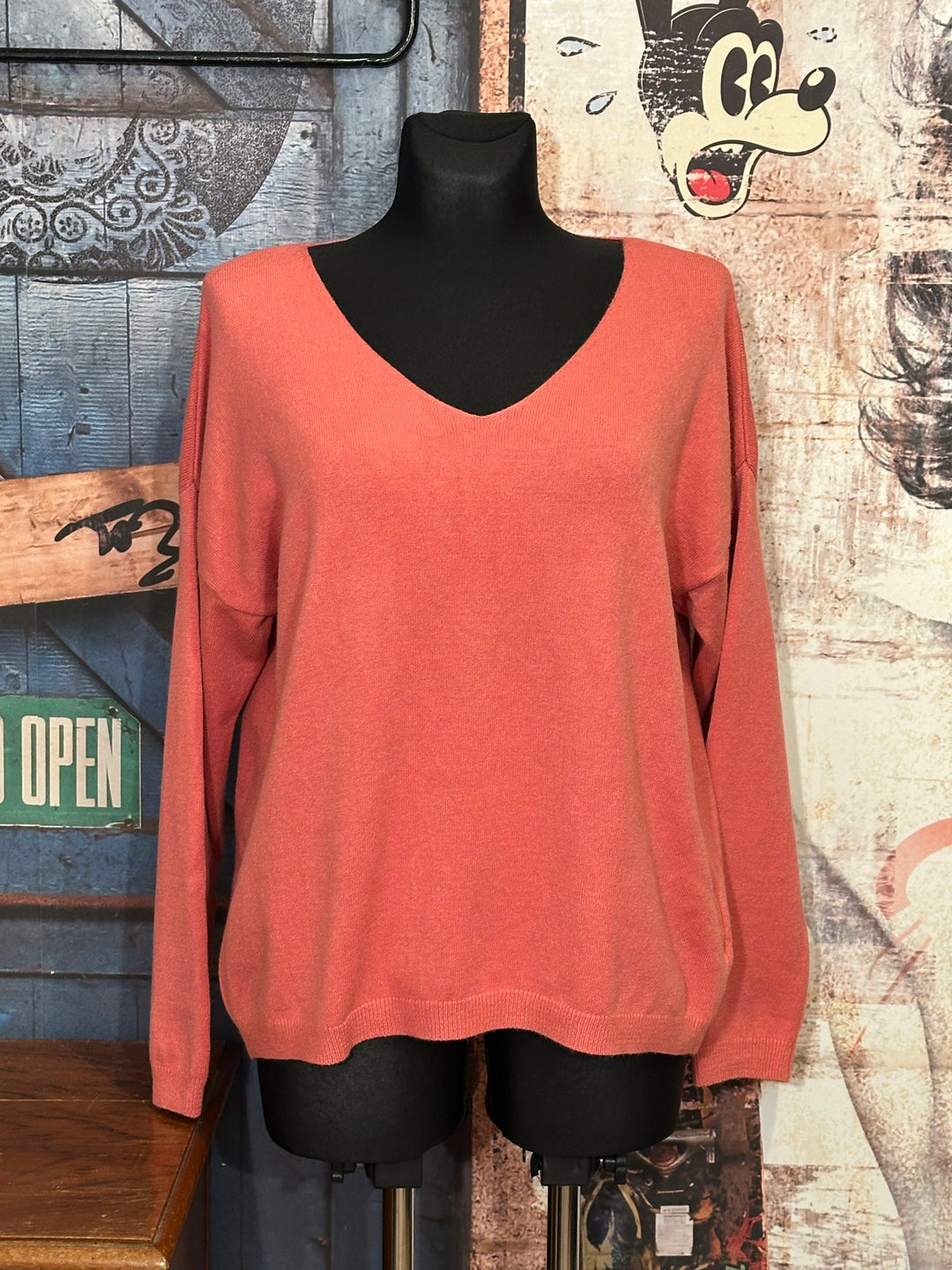 Pull en maille fine col V rose vintage
