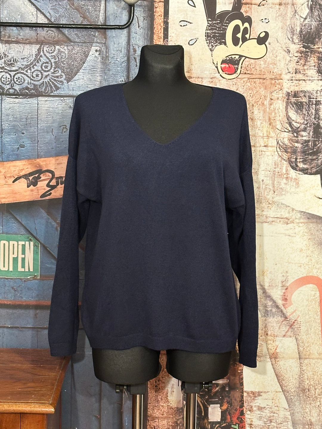 Pull en maille fine col V bleu marine