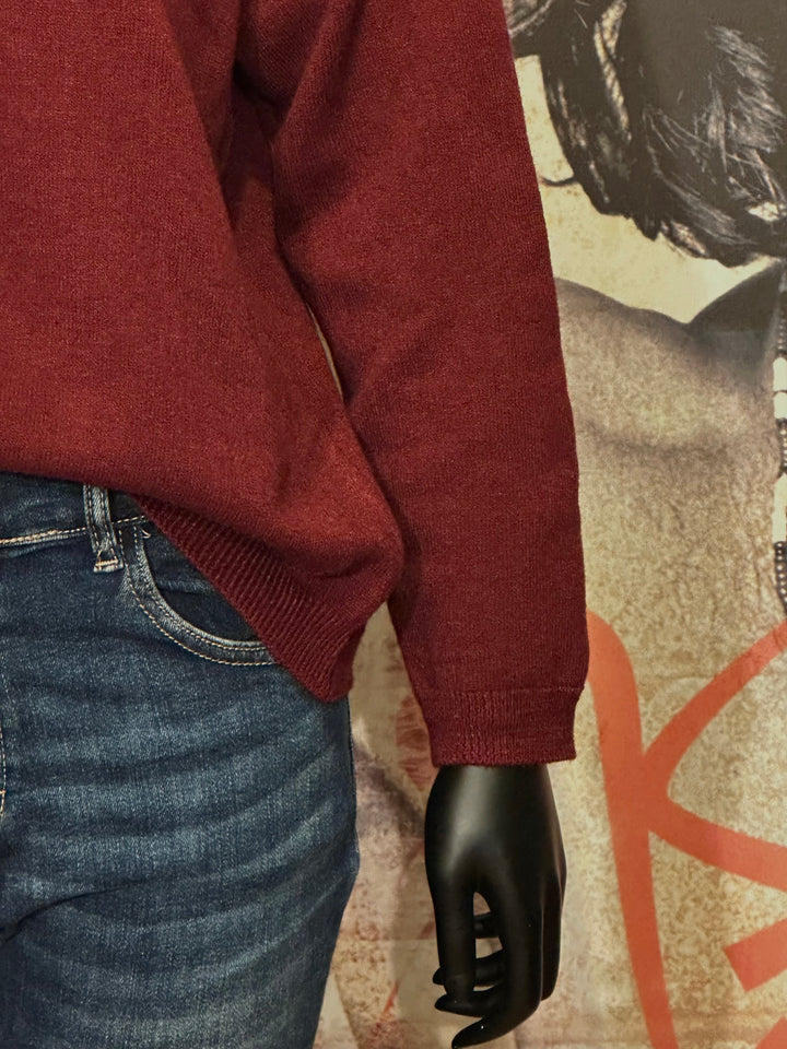 Pull en maille fine col V bordeaux