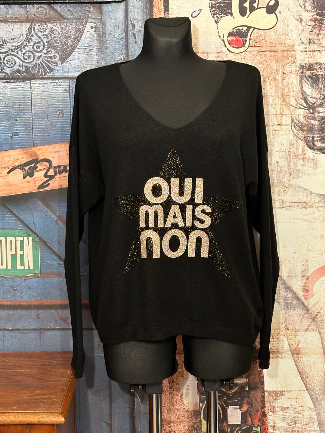 Pull col V "oui mais non" noir