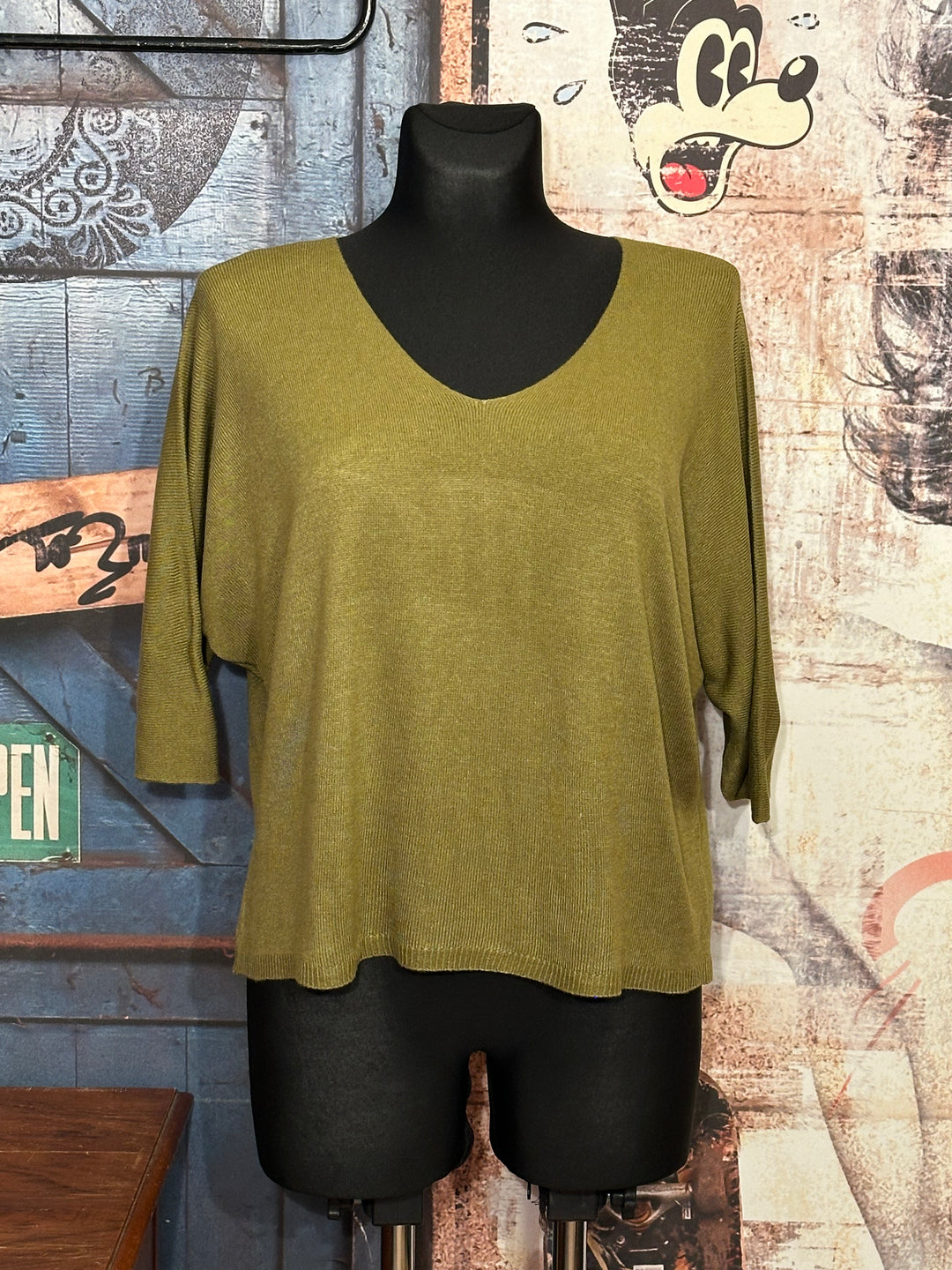 Kurzpullover aus Feinstrick 3/4-Ärmel & V-Ausschnitt olivgrün (36/40)
