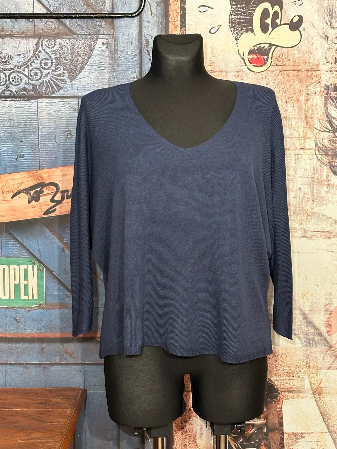 Kurzer Feinstrickpullover mit 3/4-Ärmeln & V-Ausschnitt in Marineblau (36/40)
