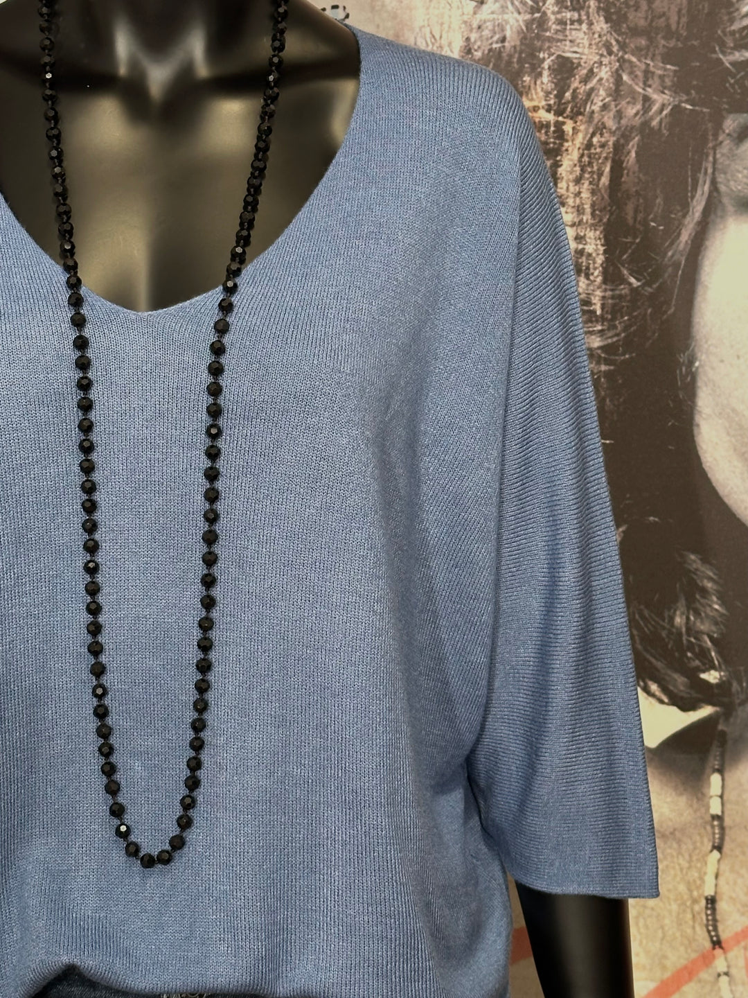 Kurzer Feinstrickpullover mit 3/4-Ärmeln & V-Ausschnitt in Denimblau (36/40)