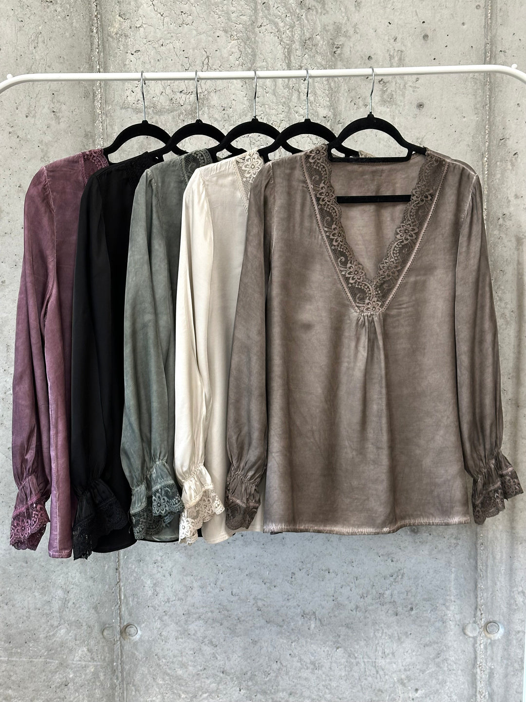 Satiniertes Top mit Ärmeln und V-Ausschnitt aus Spitze 100% Viskose (36/40) MADE IN 🇮🇹